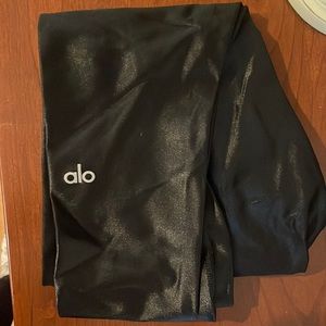 Black high shine Alo Yoga cropped leggings